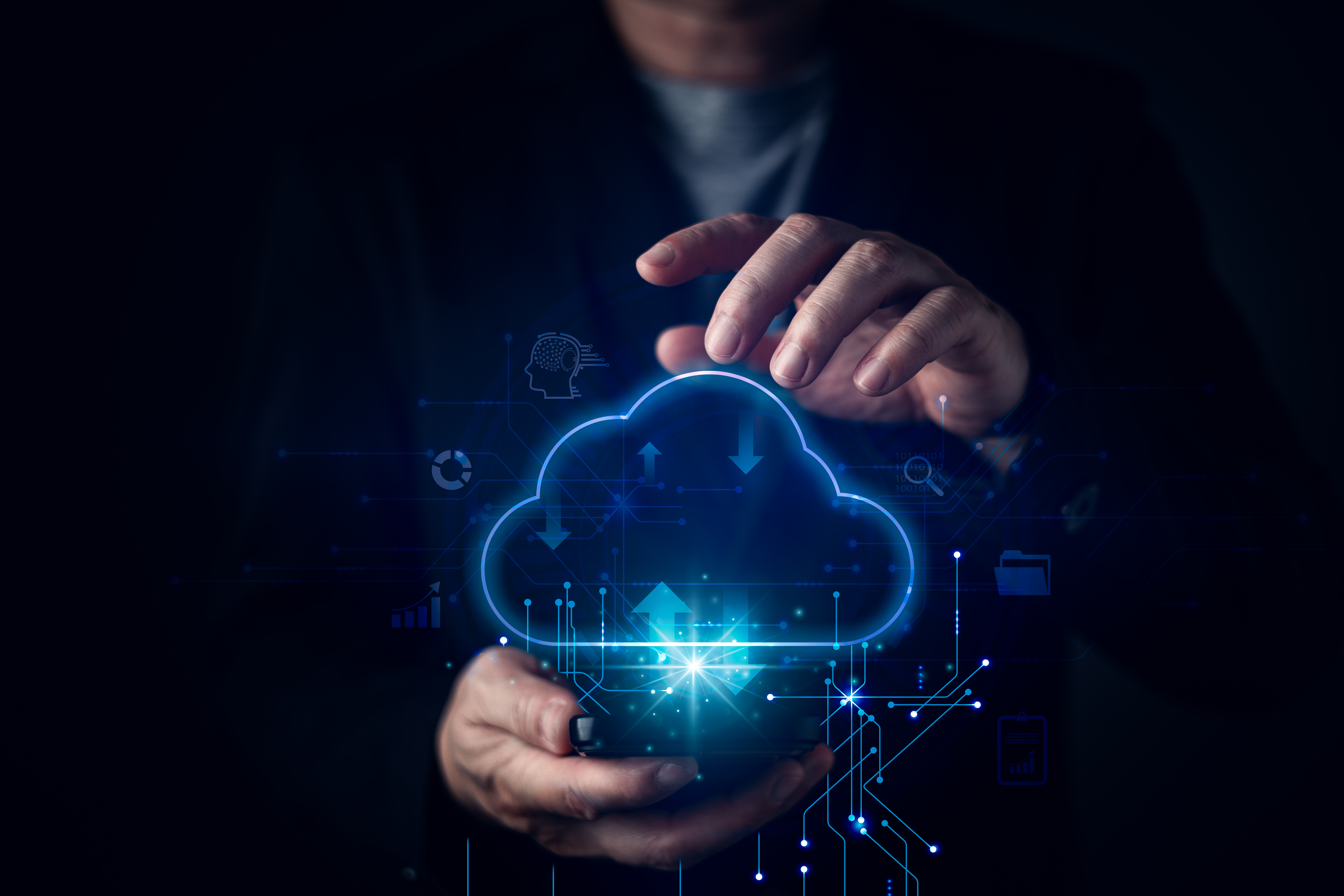 Επιχειρηματίας μπροστά σε ψηφιακή διεπαφή cloud